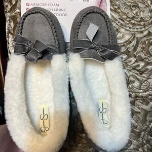 Jessica Simpson Gray Plush Slippers NWT Large
